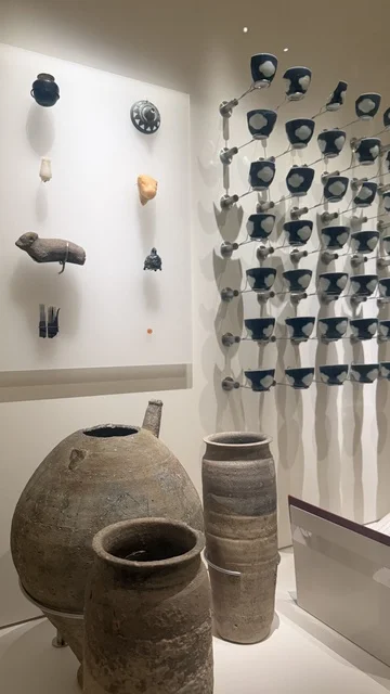 قطعة اثرية نادرة، استكشاف تاريخ المنطقة، متحف البحر الأحمر في جدة في مبنى باب البنط التاريخي بجدة التاريخية 17  يناير 2026 ، معلم ثقافي حديث ، عرض مقتنيات نادرة تحكي قصة البحر الأحمر التاريخية