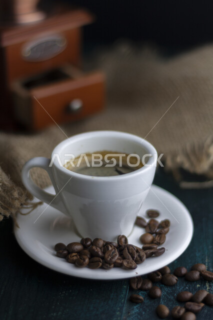 صورة لفنجان قهوه سوداء ساده , قهوة اسبريسو , نسكافيه , حبوب البن المتناثره , مشروب القهوه الساخن ، فنجان قهوة ، كوب قهوة ، مشروبات ساخنة