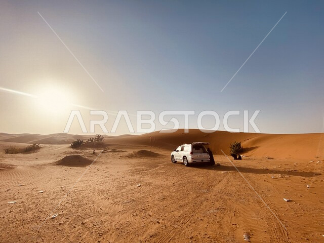 منظر جمالي للكثبان الرملية الصحراوية بروضة العكرشية بمحافظة القصب في المملكة العربية السعودية , الرمال الناعمة ، جمال المناظر الطبيعية الصحراوية في السعودية ، السياحة في السعودية ، سيارة تسير في صحراء روضة العكرشية - القصب
