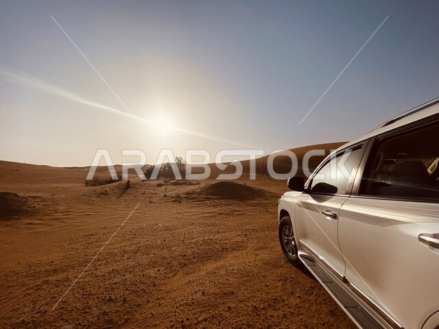 منظر جمالي للكثبان الرملية الصحراوية بروضة العكرشية بمحافظة القصب في المملكة العربية السعودية , الرمال الناعمة ، جمال المناظر الطبيعية الصحراوية في السعودية ، السياحة في السعودية ، سيارة تسير في صحراء روضة العكرشية - القصب