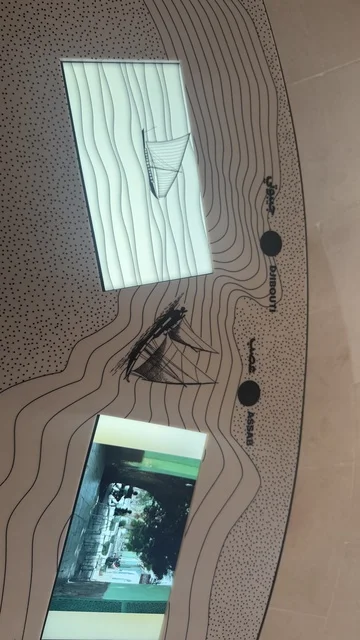 صورة قديمة للميناء، عرض مقتنيات نادرة تحكي قصة البحر الأحمر التاريخية، استكشاف تاريخ المنطقة، متحف البحر الأحمر في جدة في مبنى باب البنط التاريخي بجدة التاريخية 17  يناير 2026 ، معلم ثقافي حديث