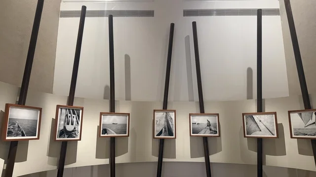 صورة قديمة نادرة، عرض مقتنيات نادرة تحكي قصة البحر الأحمر التاريخية، استكشاف تاريخ المنطقة، متحف البحر الأحمر في جدة في مبنى باب البنط التاريخي بجدة التاريخية 17  يناير 2026 ، معلم ثقافي حديث