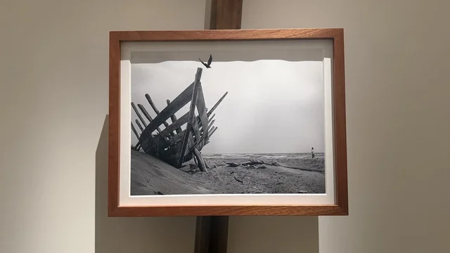 عرض صور قديمة نادرة للملاحة البحرية في متحف البحر الأحمر في جدة في مبنى باب البنط التاريخي بجدة التاريخية 17  يناير 2026 ، معلم ثقافي حديث ، عرض مقتنيات نادرة تحكي قصة البحر الأحمر التاريخية، استكشاف تاريخ المنطقة