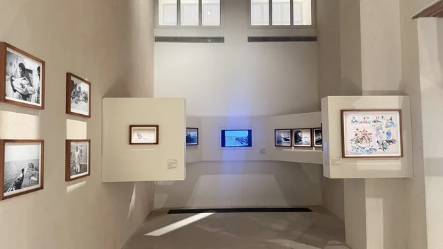 عرض صور قديمة نادرة للملاحة البحرية في متحف البحر الأحمر في جدة في مبنى باب البنط التاريخي بجدة التاريخية 17  يناير 2026 ، معلم ثقافي حديث ، عرض مقتنيات نادرة تحكي قصة البحر الأحمر التاريخية، استكشاف تاريخ المنطقة