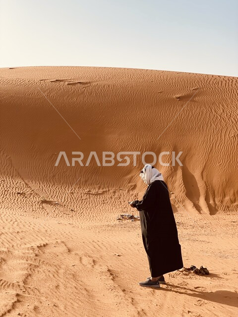 منظر جمالي للكثبان الرملية الصحراوية بروضة العكرشية بمحافظة القصب في المملكة العربية السعودية , الرمال الناعمة ، جمال المناظر الطبيعية الصحراوية في السعودية ، رجل خليجي سائح في روضة العكرشية - القصب ، السياحة في السعودية 