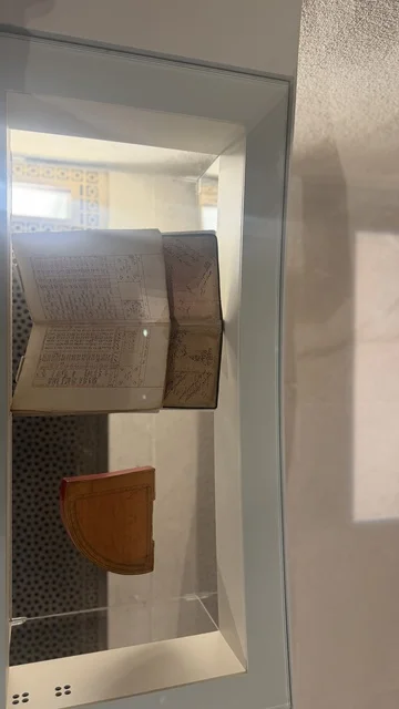 مخطوطة تاريخية في متحف البحر الأحمر في جدة في مبنى باب البنط التاريخي بجدة التاريخية 17  يناير 2026 ، معلم ثقافي حديث ، عرض مقتنيات نادرة تحكي قصة البحر الأحمر التاريخية، استكشاف تاريخ المنطقة