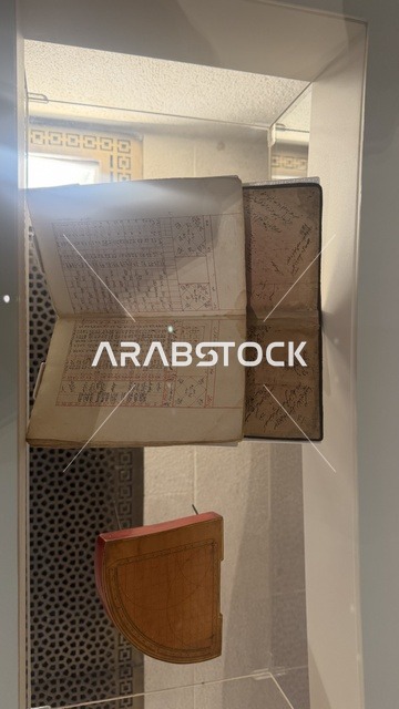 مخطوطة تاريخية في متحف البحر الأحمر في جدة في مبنى باب البنط التاريخي بجدة التاريخية 17  يناير 2026 ، معلم ثقافي حديث ، عرض مقتنيات نادرة تحكي قصة البحر الأحمر التاريخية، استكشاف تاريخ المنطقة