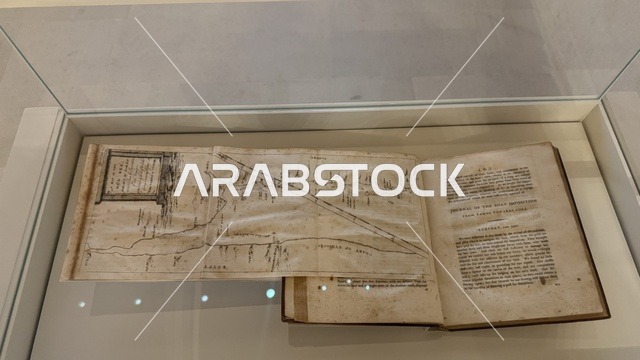 مخطوطة تاريخية في متحف البحر الأحمر في جدة في مبنى باب البنط التاريخي بجدة التاريخية 17  يناير 2026 ، معلم ثقافي حديث ، عرض مقتنيات نادرة تحكي قصة البحر الأحمر التاريخية، استكشاف تاريخ المنطقة
