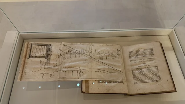 مخطوطة تاريخية في متحف البحر الأحمر في جدة في مبنى باب البنط التاريخي بجدة التاريخية 17  يناير 2026 ، معلم ثقافي حديث ، عرض مقتنيات نادرة تحكي قصة البحر الأحمر التاريخية، استكشاف تاريخ المنطقة