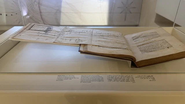 مخطوطة تاريخية في متحف البحر الأحمر في جدة في مبنى باب البنط التاريخي بجدة التاريخية 17  يناير 2026 ، معلم ثقافي حديث ، عرض مقتنيات نادرة تحكي قصة البحر الأحمر التاريخية، استكشاف تاريخ المنطقة