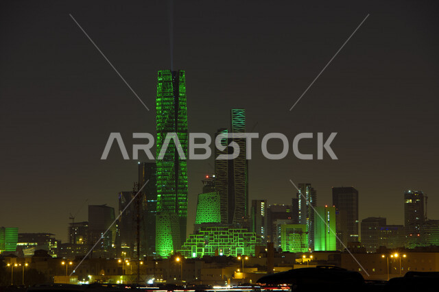 صورة لمركز الملك عبدالله المالي ( كافد ) في الرياض بالمملكة العربية السعودية ، الأبراج المالية والاقتصادية والمنشأت المعمارية مضاء بالاخضر احتفالا باليوم الوطني السعودي ، إطلالة ليلية لأبراج الرياض تحتفل بالعيد الوطني السعودي ، ذكرى توحيد المملكة