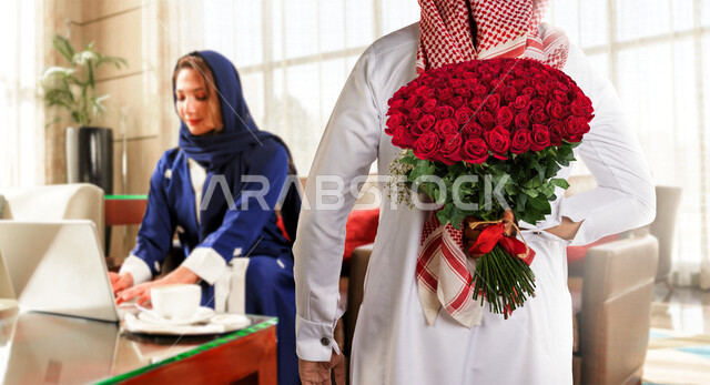 صورة زوجان سعيدان يحتفلان بعيد الحب , الزوج يقدم لزوجته باقة ورد , الزوجة تعبر بإيماءات وجه ويدين تدل على الدهشة والفرح , عيد الأم , يوم الفلنتاين , أعياد ومناسبات , عيد الميلاد , خلفية مقهى.