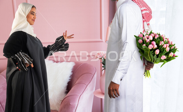 بورتريه زوجان سعيدان يحتفلان بعيد الحب , الزوج يقدم لزوجته باقة ورد , الزوجة تعبر بإيماءات وجه ويدين تدل على الدهشة والفرح , عيد الأم , يوم الفلنتاين , أعياد ومناسبات , عيد الميلاد , خلفية وردية .