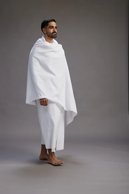 بورتريه لرجل عربي سعودي خليجي يرتدي ملابس الإحرام لأداء مناسك الحج, العباده والتقرب الى الله , الحج والعمره في مكه, الجسم بالطول الكامل , خلفيه رماديه بورتريه لرجل عربي سعودي خليجي يرتدي ملابس الإحرام لأداء مناسك الحج, العباده والتقرب الى الله , الحج والعمره في مكه, الجسم بالطول الكامل , خلفيه رماديه