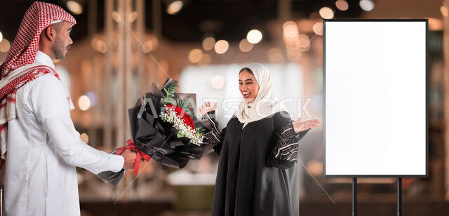 صورة زوجان سعيدان يحتفلان بعيد الحب , الزوج يقدم لزوجته باقة ورد , الزوجة تعبر بإيماءات وجه ويدين تدل على الدهشة والفرح , عيد الأم , يوم الفلنتاين , أعياد ومناسبات , عيد الميلاد , خلفية الحب والرومانسية .