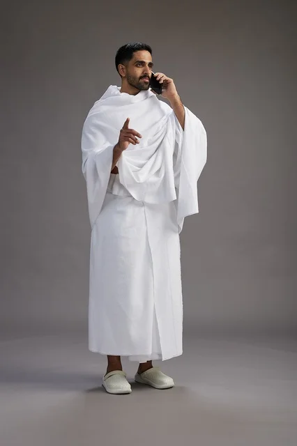 بورتريه لرجل سعودي بملابس الإحرام يجري مكالمة هاتفية عبر الهاتف المحمول, الاستعداد لاداء مناسك الحج والعمره, الجسم بالطول الكامل , خلفيه رماديه بورتريه لرجل سعودي بملابس الإحرام يجري مكالمة هاتفية عبر الهاتف المحمول, الاستعداد لاداء مناسك الحج والعمره, الجسم بالطول الكامل , خلفيه رماديه