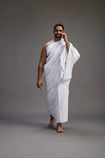بورتريه لرجل سعودي بملابس الإحرام يجري مكالمة هاتفية عبر الهاتف المحمول, الاستعداد لاداء مناسك الحج والعمره, الجسم بالطول الكامل , خلفيه رماديه بورتريه لرجل سعودي بملابس الإحرام يجري مكالمة هاتفية عبر الهاتف المحمول, الاستعداد لاداء مناسك الحج والعمره, الجسم بالطول الكامل , خلفيه رماديه