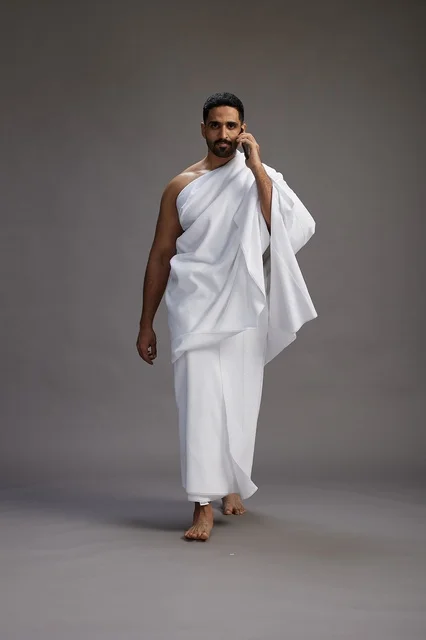 بورتريه لرجل سعودي بملابس الإحرام يجري مكالمة هاتفية عبر الهاتف المحمول, الاستعداد لاداء مناسك الحج والعمره, الجسم بالطول الكامل , خلفيه رماديه بورتريه لرجل سعودي بملابس الإحرام يجري مكالمة هاتفية عبر الهاتف المحمول, الاستعداد لاداء مناسك الحج والعمره, الجسم بالطول الكامل , خلفيه رماديه