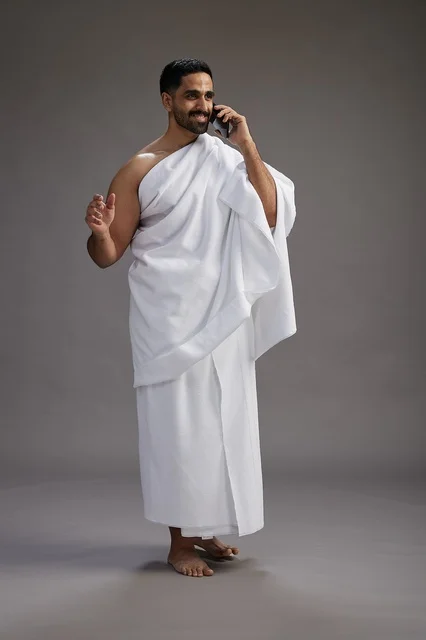 بورتريه لرجل سعودي بملابس الإحرام يجري مكالمة هاتفية عبر الهاتف المحمول, الاستعداد لاداء مناسك الحج والعمره, الجسم بالطول الكامل , خلفيه رماديه بورتريه لرجل سعودي بملابس الإحرام يجري مكالمة هاتفية عبر الهاتف المحمول, الاستعداد لاداء مناسك الحج والعمره, الجسم بالطول الكامل , خلفيه رماديه