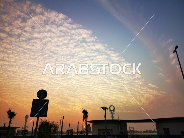 الغيوم والسحب في السماء وقت غروب الشمس، الواجهة البحرية الساحلية في مدينة دبي, المناظر الطبيعية على شاطئ الممزر, معالم مشهورة في الامارات العربية المتحدة ،وجهة سياحية لجذب واستقطاب السياح