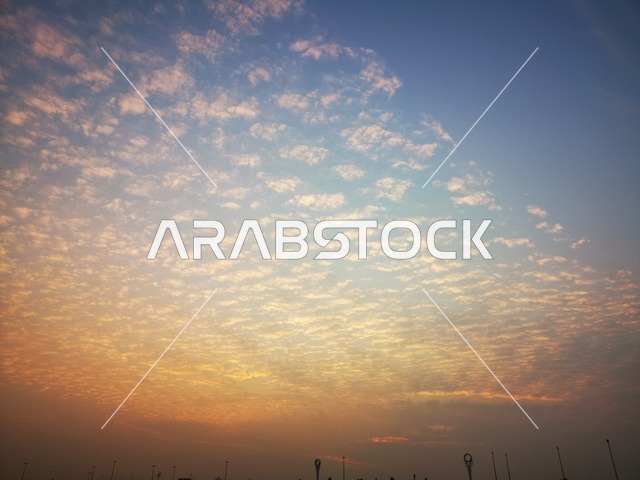 الغيوم والسحب في السماء وقت غروب الشمس، الواجهة البحرية الساحلية في مدينة دبي, المناظر الطبيعية على شاطئ الممزر, معالم مشهورة في الامارات العربية المتحدة ،وجهة سياحية لجذب واستقطاب السياح