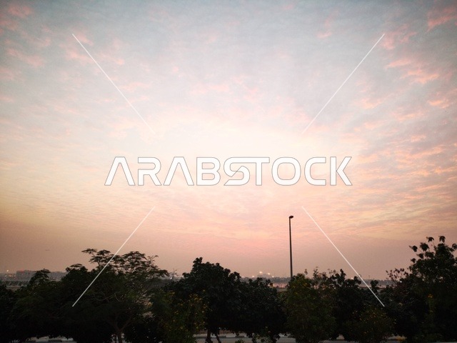 الغيوم والسحب في السماء وقت غروب الشمس، الواجهة البحرية الساحلية في مدينة دبي, المناظر الطبيعية على شاطئ الممزر, معالم مشهورة في الامارات العربية المتحدة ،وجهة سياحية لجذب واستقطاب السياح