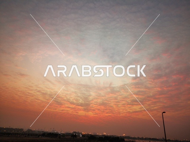 الغيوم والسحب في السماء وقت غروب الشمس، الواجهة البحرية الساحلية في مدينة دبي, المناظر الطبيعية على شاطئ الممزر, معالم مشهورة في الامارات العربية المتحدة ،وجهة سياحية لجذب واستقطاب السياح