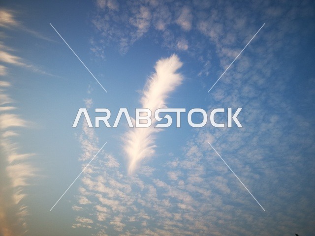الواجهة البحرية الساحلية في مدينة دبي, الغيوم والسحب في السماء وقت غروب الشمس،المناظر الطبيعية على شاطئ الممزر, معالم مشهورة في الامارات العربية المتحدة ،وجهة سياحية لجذب واستقطاب السياح