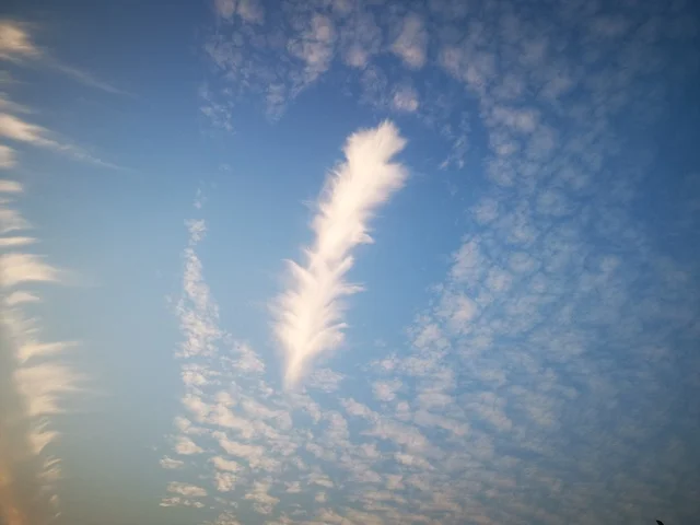 The coastal waterfront in the city of Dubai, the clouds and skies at sunset, the landscapes at Al Mamzar Beach, famous landmarks in the United Arab Emirates, a tourist destination to attract and draw in tourists.