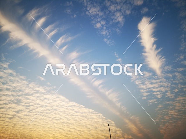 الواجهة البحرية الساحلية في مدينة دبي, الغيوم والسحب في السماء وقت غروب الشمس،المناظر الطبيعية على شاطئ الممزر, معالم مشهورة في الامارات العربية المتحدة ،وجهة سياحية لجذب واستقطاب السياح