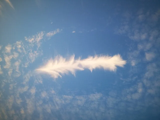 The coastal waterfront in the city of Dubai, the clouds and skies at sunset, the landscapes at Al Mamzar Beach, famous landmarks in the United Arab Emirates, a tourist destination to attract and draw in tourists.