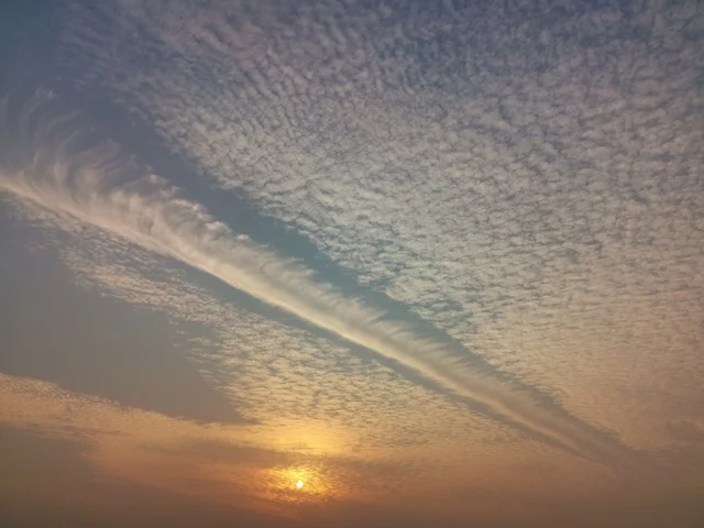 A tourist destination to attract and draw in tourists, the coastal waterfront in the city of Dubai, the clouds and skies at sunset, the natural scenery at Al Mamzar Beach, famous landmarks in the United Arab Emirates.