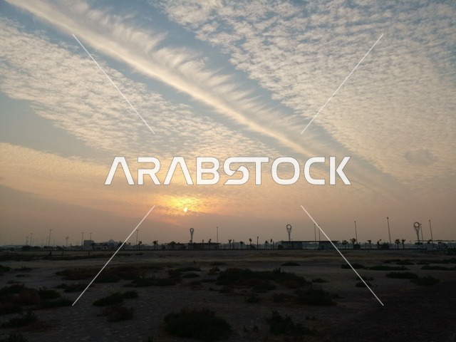 وجهة سياحية لجذب واستقطاب السياح،  الواجهة البحرية الساحلية في مدينة دبي, الغيوم والسحب في السماء وقت غروب الشمس،المناظر الطبيعية على شاطئ الممزر, معالم مشهورة في الامارات العربية المتحدة