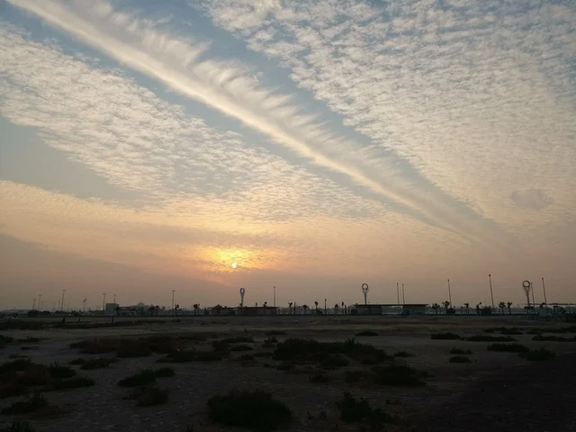 وجهة سياحية لجذب واستقطاب السياح،  الواجهة البحرية الساحلية في مدينة دبي, الغيوم والسحب في السماء وقت غروب الشمس،المناظر الطبيعية على شاطئ الممزر, معالم مشهورة في الامارات العربية المتحدة