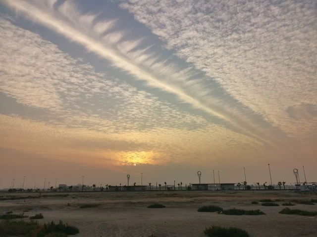وجهة سياحية لجذب واستقطاب السياح،  الواجهة البحرية الساحلية في مدينة دبي, الغيوم والسحب في السماء وقت غروب الشمس،المناظر الطبيعية على شاطئ الممزر, معالم مشهورة في الامارات العربية المتحدة