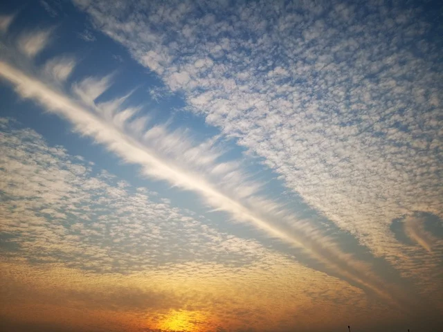 وجهة سياحية لجذب واستقطاب السياح،  الواجهة البحرية الساحلية في مدينة دبي, الغيوم والسحب في السماء وقت غروب الشمس،المناظر الطبيعية على شاطئ الممزر, معالم مشهورة في الامارات العربية المتحدة