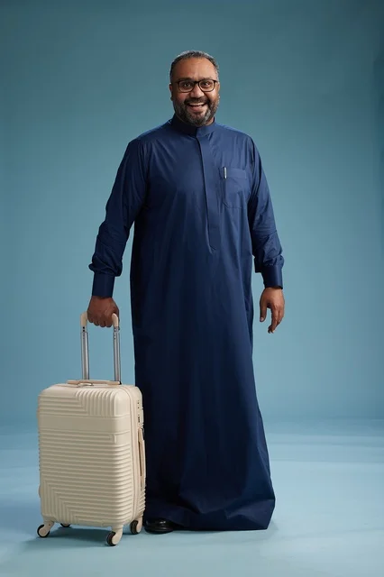 بورتيه لرجل عربي سعودي خليجي بثوب أزرق واقف مع حقيبة سفر, الاستعداد للسفر والسياحه, الجسم بالطول الكامل, خلفيه زرقاء بورتيه لرجل عربي سعودي خليجي بثوب أزرق واقف مع حقيبة سفر, الاستعداد للسفر والسياحه, الجسم بالطول الكامل, خلفيه زرقاء