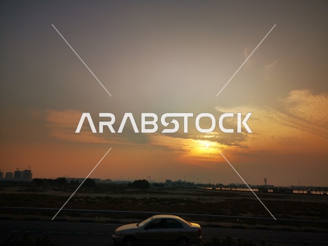 معالم مشهورة في الامارات العربية المتحدة ،وجهة سياحية لجذب واستقطاب السياح،  الواجهة البحرية الساحلية في مدينة دبي, الغيوم والسحب في السماء وقت غروب الشمس،المناظر الطبيعية على شاطئ الممزر