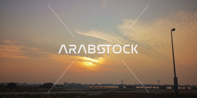 معالم مشهورة في الامارات العربية المتحدة ،وجهة سياحية لجذب واستقطاب السياح،  الواجهة البحرية الساحلية في مدينة دبي, الغيوم والسحب في السماء وقت غروب الشمس،المناظر الطبيعية على شاطئ الممزر