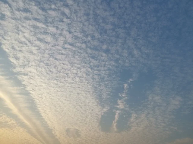 معالم مشهورة في الامارات العربية المتحدة ،وجهة سياحية لجذب واستقطاب السياح،  الواجهة البحرية الساحلية في مدينة دبي, الغيوم والسحب في السماء وقت غروب الشمس،المناظر الطبيعية على شاطئ الممزر