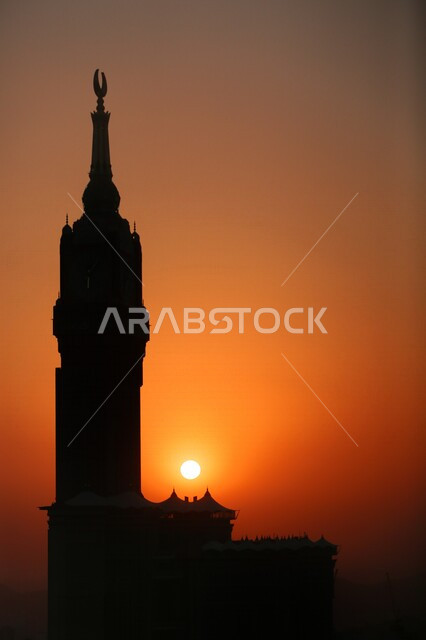 صورة إبداعية ظلية جميلة لإحدى المساجد بالمملكة العربية السعودية وقت الغروب ، المئذنة ، العبادة والتقرب إلى الله ، صوت الأذان ، دعوة المسملين للصلاة ، مئذنة المسجد ، جمال منظر الغروب في سماء السعودية