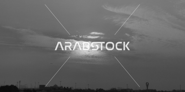 صورة بالابيض والاسود للمناظر الطبيعية على شاطئ الممزر ، معالم مشهورة في الامارات العربية المتحدة ،وجهة سياحية لجذب واستقطاب السياح،  الواجهة البحرية الساحلية في مدينة دبي, الغيوم والسحب في السماء وقت غروب الشمس