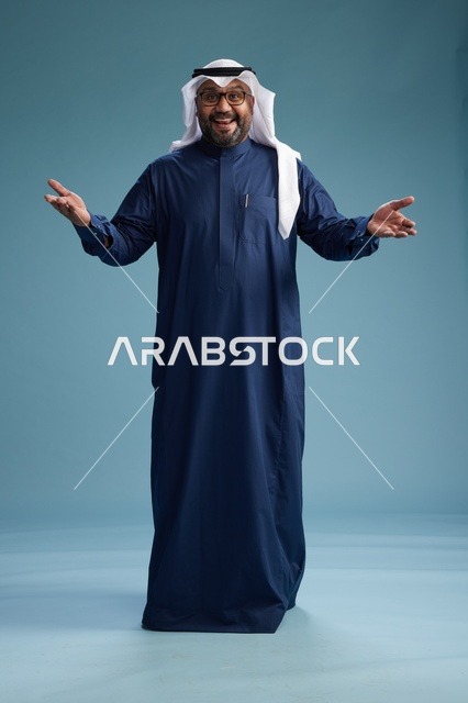 بورتريه لرجل سعودي بثوب أزرق وغترة بيضاء في وضع ترحيبي, ايماءات التحيه والترحيب, بوجه بشوش, كامل الجسم, خلفيه زرقاء