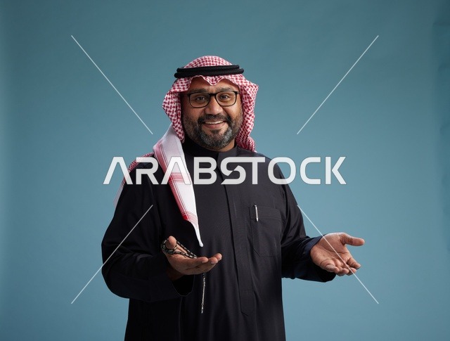 رجل سعودي مبتسم يرتدي ثوب أسود مع شماغ وعقال, ايماءات وحركات يد متنوعه, خلفيه زرقاء