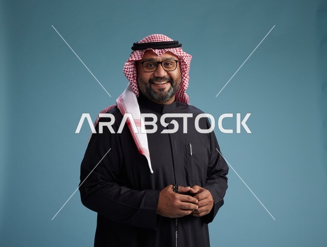 رجل سعودي مبتسم يرتدي ثوب أسود مع شماغ وعقال, ايماءات وحركات يد متنوعه, خلفيه زرقاء