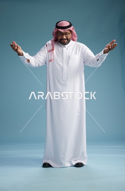 بورتريه لرجل  عربي سعودي خليجي يرتدي ثوب أبيض وشماغ, ايماءات وحركات متنوعه, كامل الجسم, خلفيه زرقاء