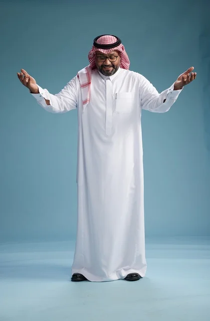 بورتريه لرجل  عربي سعودي خليجي يرتدي ثوب أبيض وشماغ, ايماءات وحركات متنوعه, كامل الجسم, خلفيه زرقاء