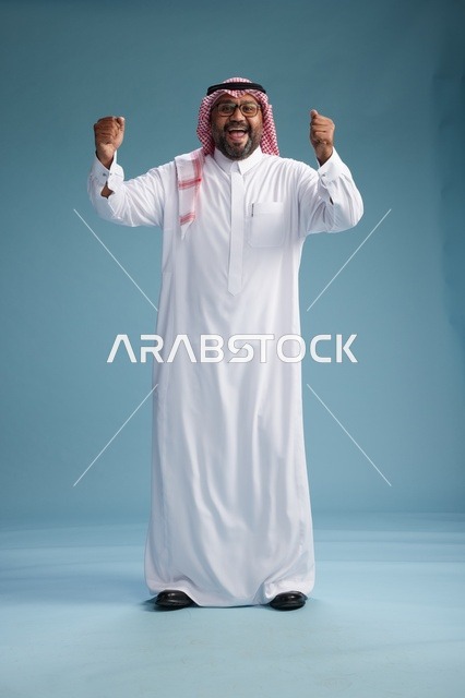 بورتريه لرجل  عربي سعودي خليجي يرتدي ثوب أبيض وشماغ, ايماءات وحركات متنوعه, كامل الجسم, خلفيه زرقاء
