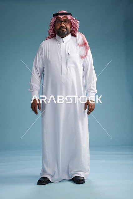 بورتريه لرجل  عربي سعودي خليجي يرتدي ثوب أبيض وشماغ, ايماءات وحركات متنوعه, كامل الجسم, خلفيه زرقاء