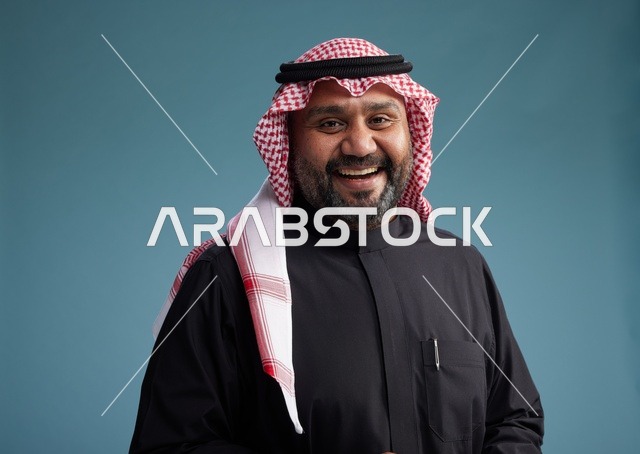 رجل سعودي مبتسم يرتدي ثوب أسود مع شماغ وعقال, ايماءات وحركات يد متنوعه, خلفيه زرقاء